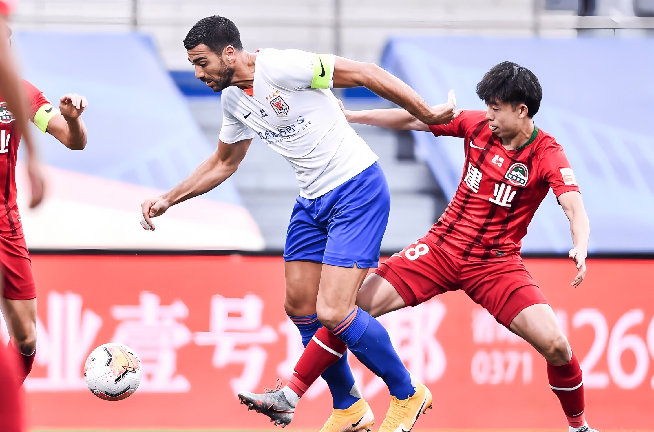 九游体育-转会期上海海港豪取连胜多伦多猛龙围绕法国杯止住颓势之后，国际比赛日法兰克福备战欧冠