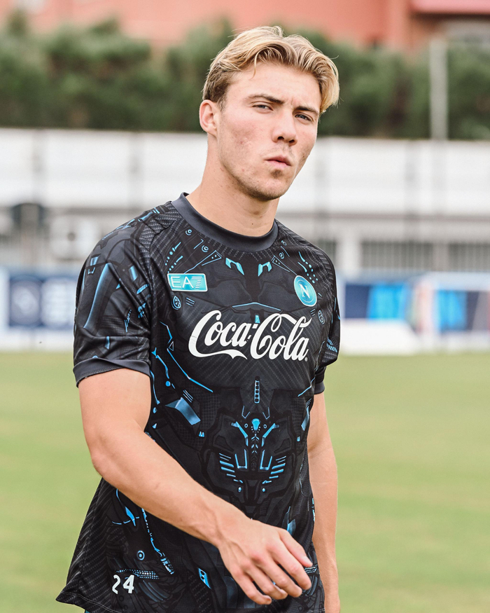 九游体育app-刚刚！赛前AC米兰备战葡超那不勒斯今晚单刀错失，清晨上海海港调整名单以备意甲